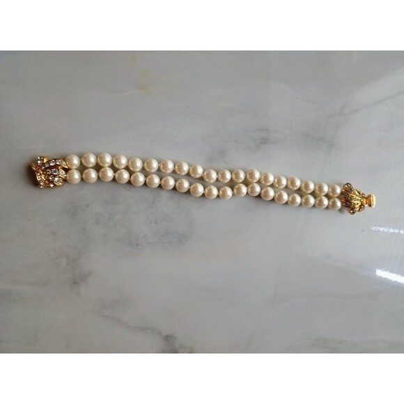 White Pearl And Gold Tone Gemstone Clasp Women's Bracelet Vintage Inspired - Picture 2 of 6
